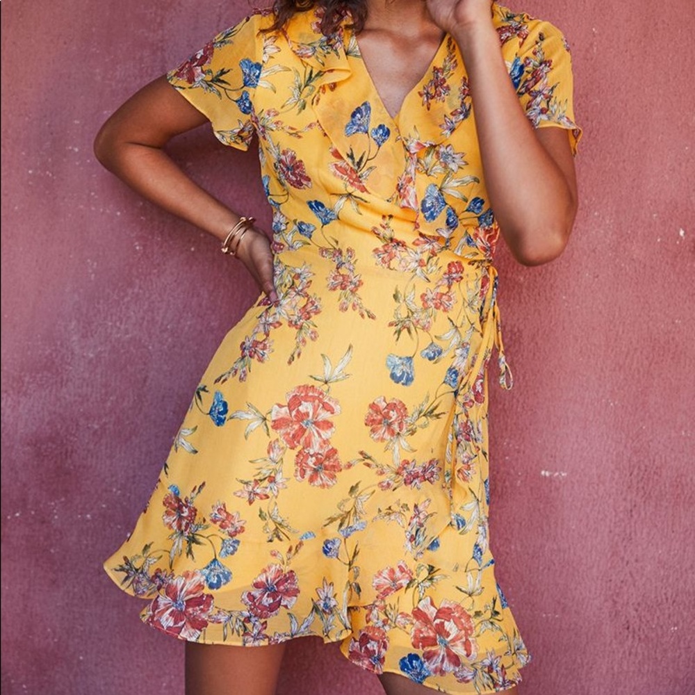 Lush Women’s Yellow Flower Print Short Sleeve Tie Waist Dress